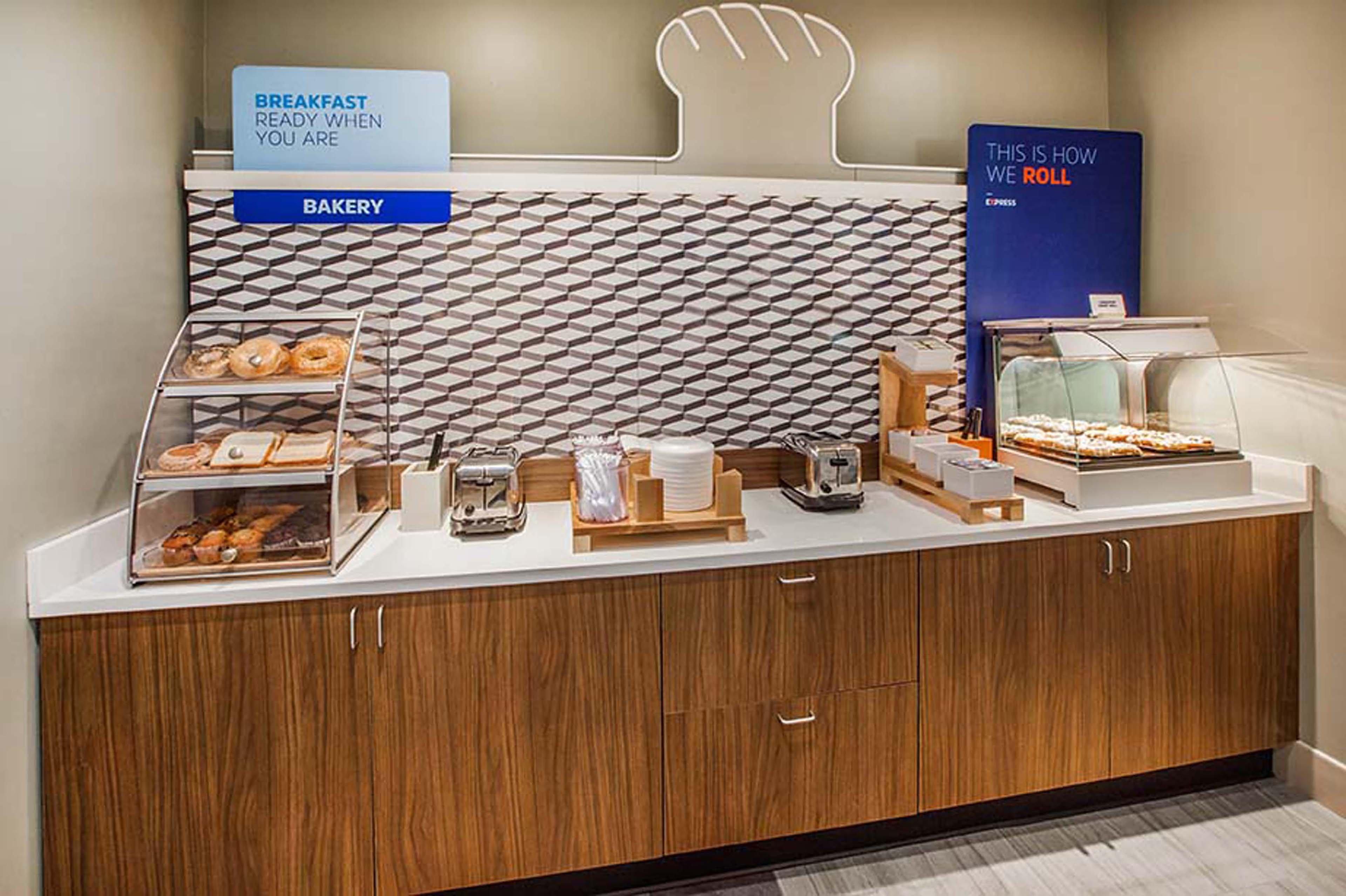 Holiday Inn Express & Suites - Dodge City By Ihg Экстерьер фото